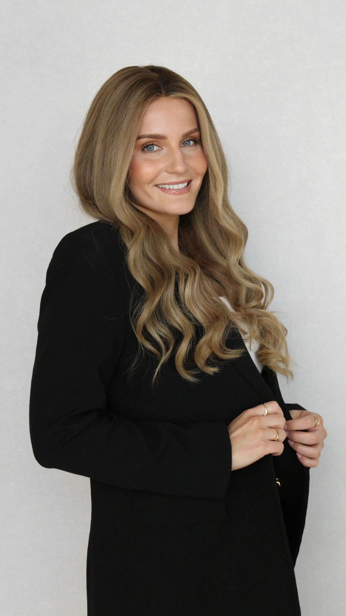 warm blonde ombre, with root and money piece.