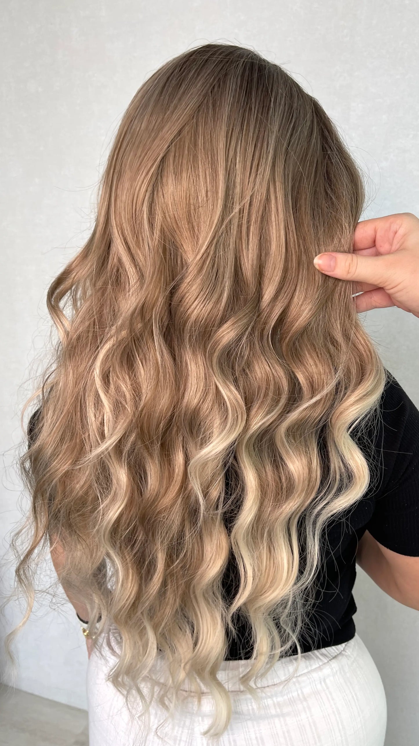 synthetic wig ash blonde colour. heat safe synthetic hair. ombre.