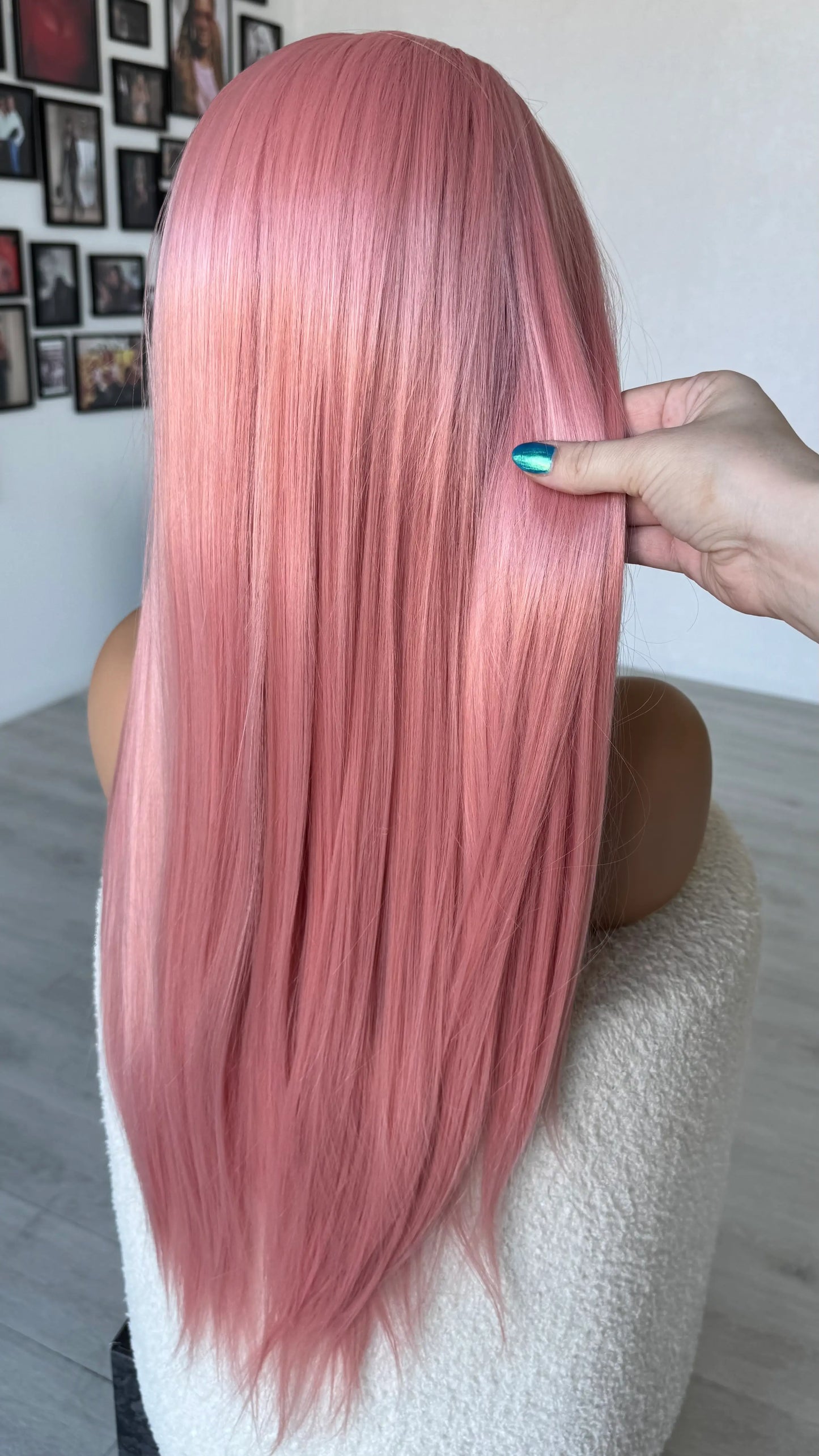 long hair pink wig, holding hair, gluleess wig.