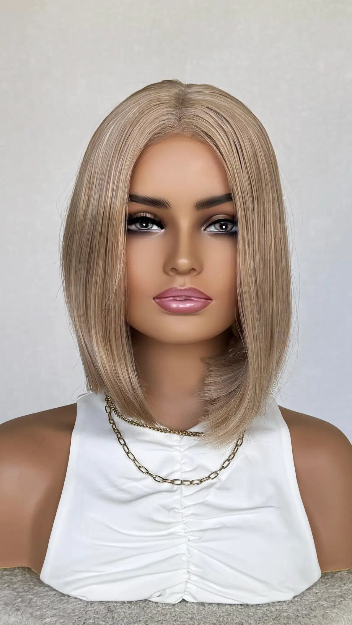 heat safe blonde synthetic wig, australia. middle part 12 inch length. blonde colour no root.