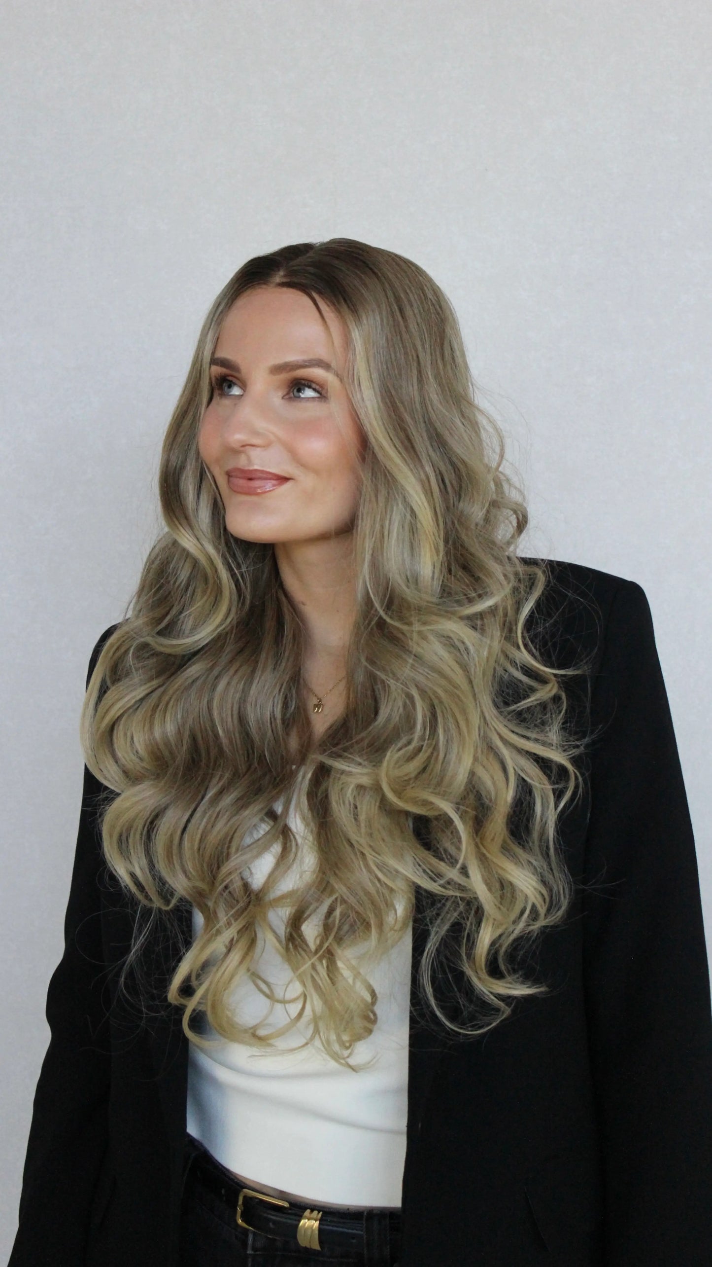 heaven synthetic gluless, blonde wig with lacefront, long curly hair.