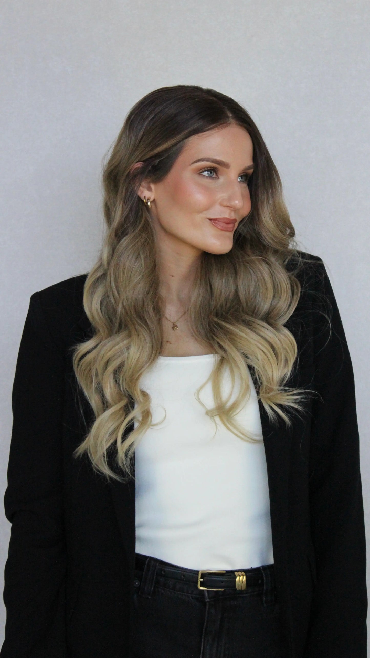 lacefront synthetic wig, middle part, changable part, blonde ends.
