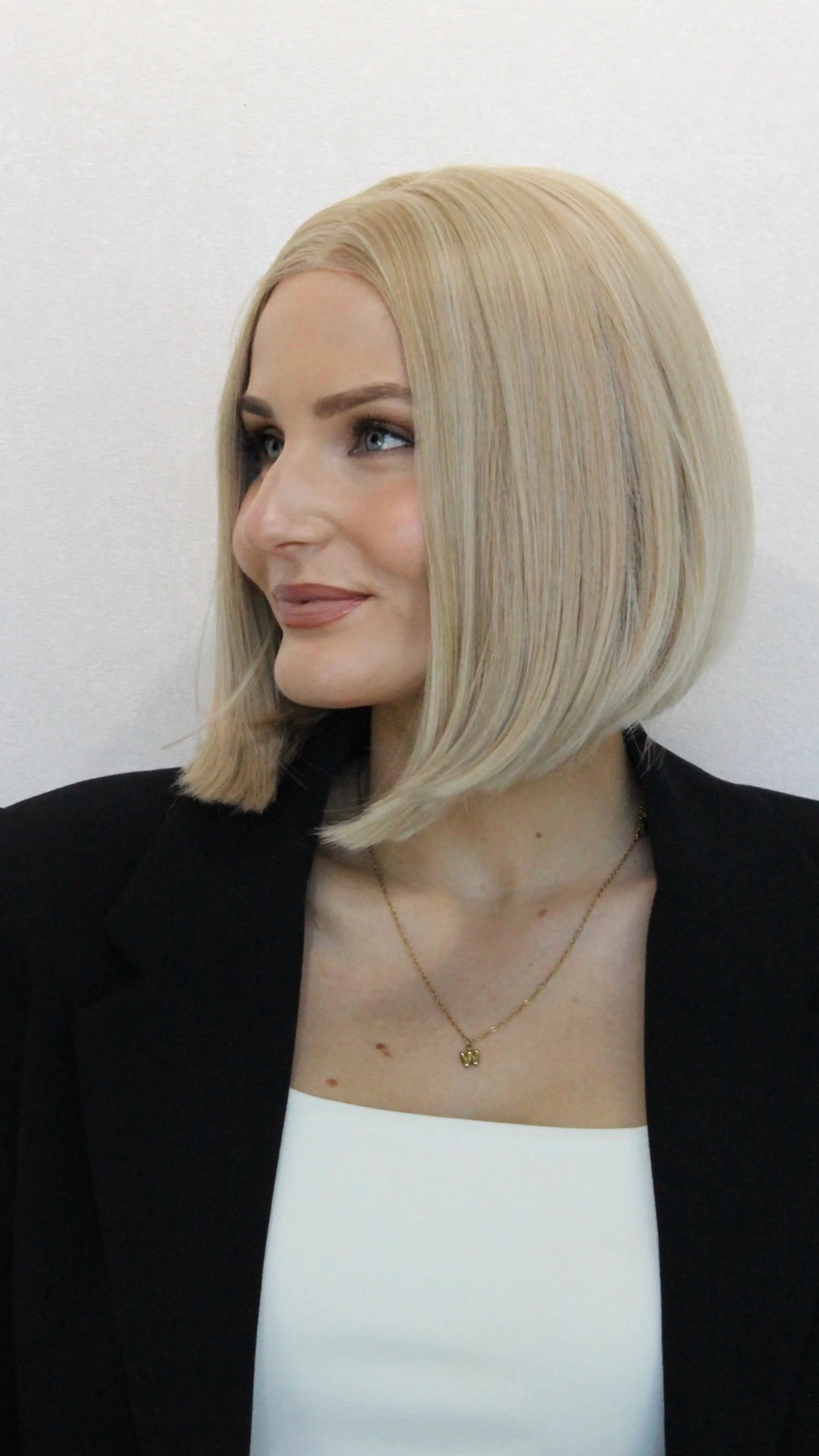 lacefront bob wig blonde, no root. baby hairs, 10-12 inch length.