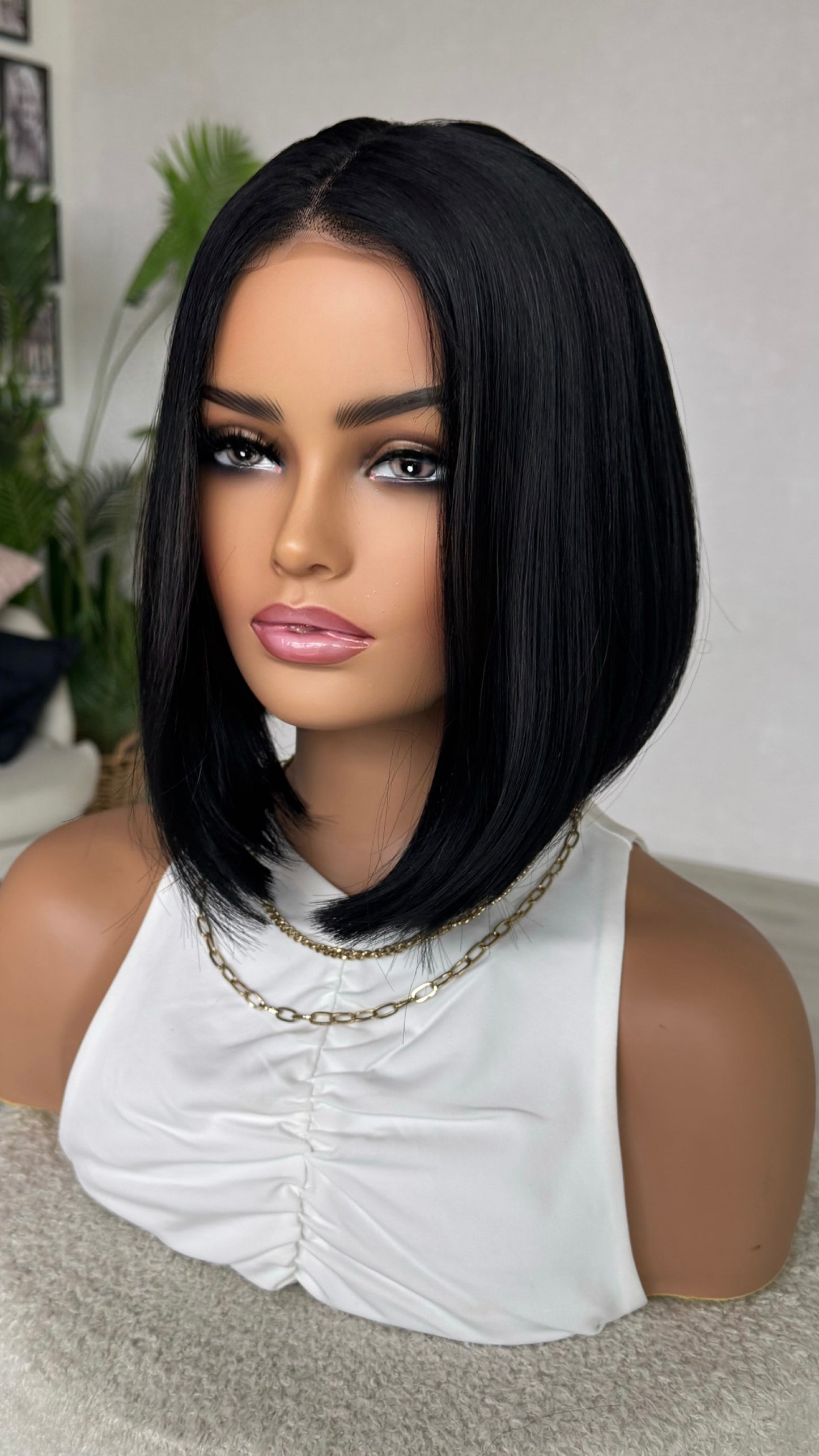 synthetic bob, black hair wig with lacefront. middle part with baby hairs, heat safe hair.