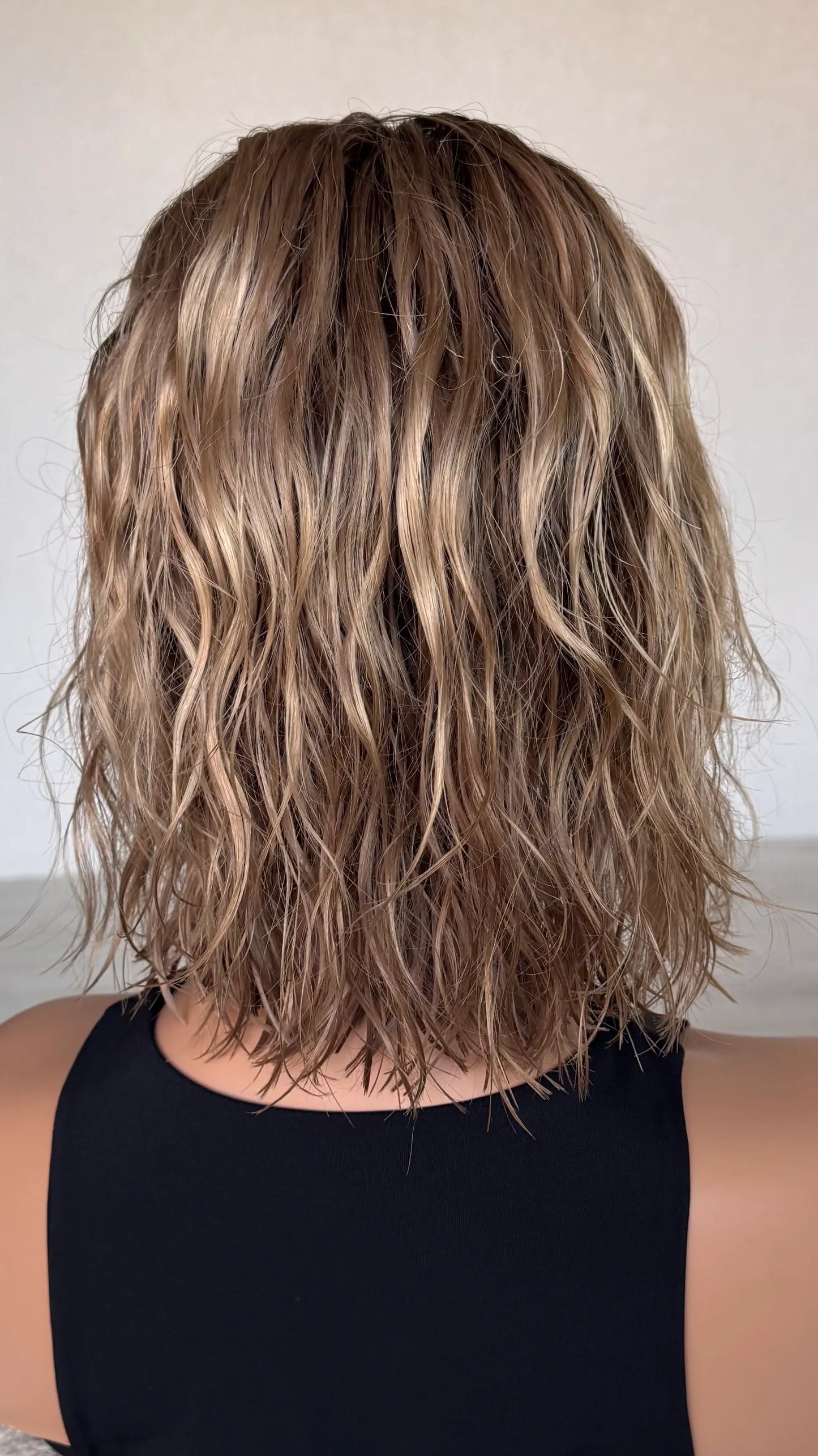 wavy blonde hair with dark root wig, lacefront natural human hair wig. wavy texture hair.