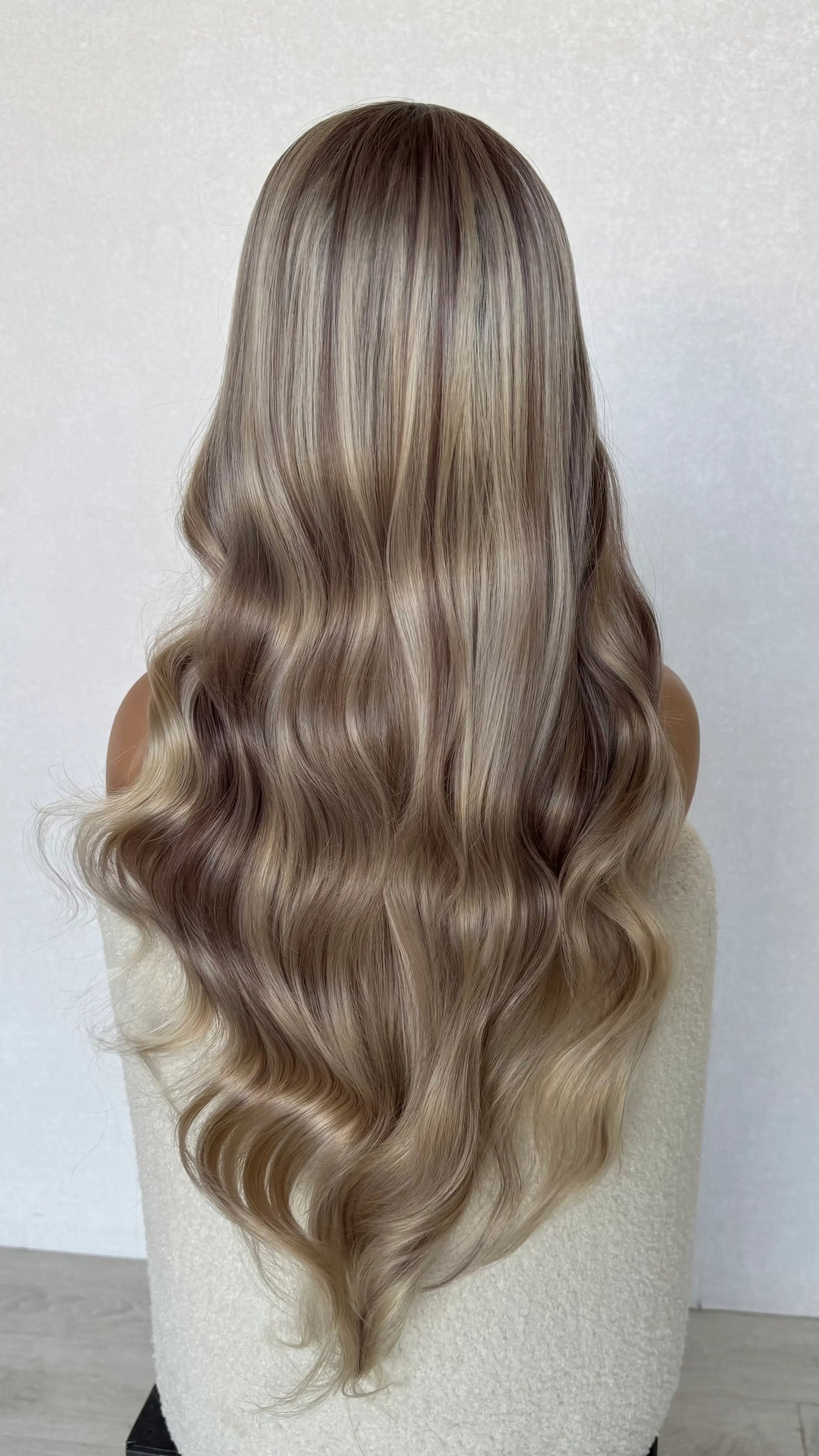 wavy ash blonde syntheticwig australia, heat safe, glueless synthetic wig.