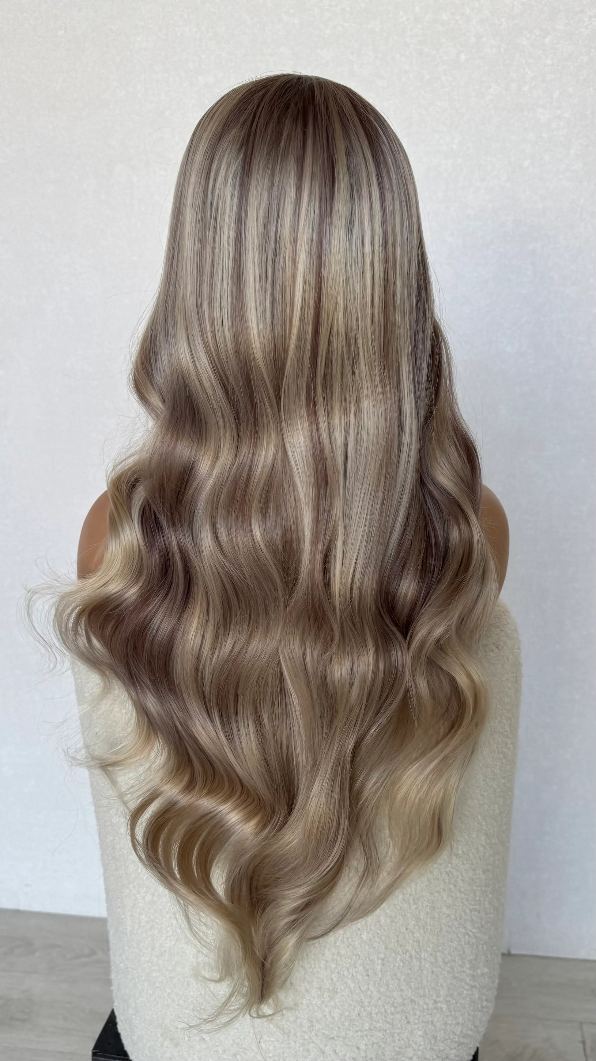 wavy ash blonde syntheticwig australia, heat safe, glueless synthetic wig.