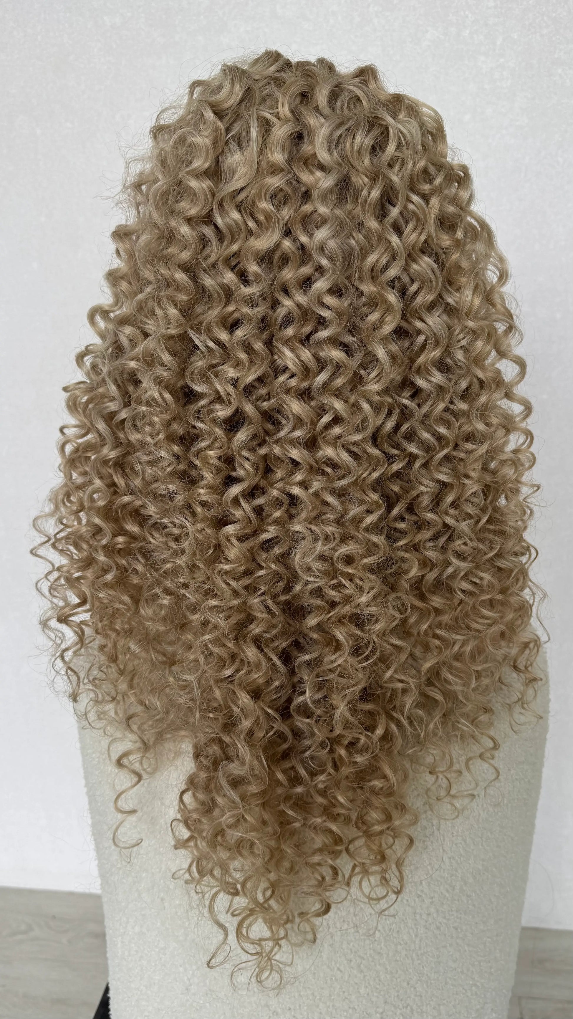 t-part long curly blonde hair, creamy blonde curly hair synthetic wig.