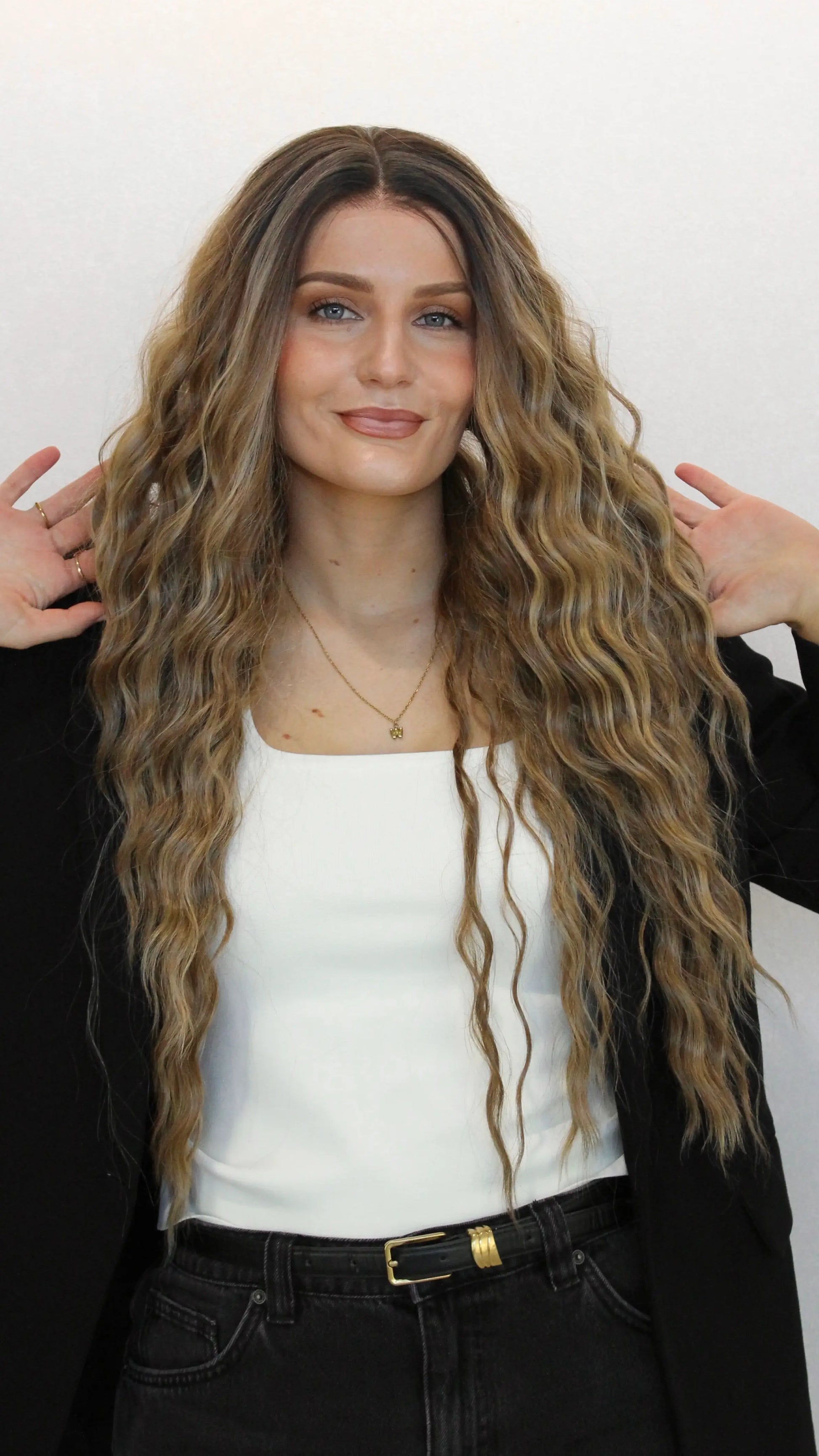 lacefront long synthetic wigm wavy brown hair with highlights.