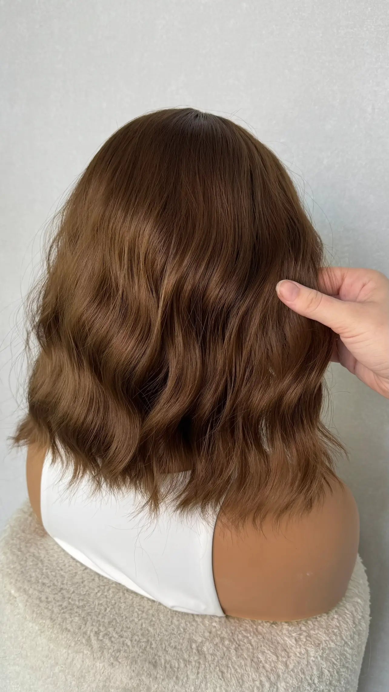 brunette wig from the back, wavy. 14 inches.