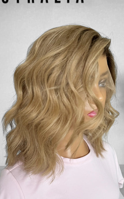 Another side view of the JUDY wig, featuring warm blonde tones with delicate highlights