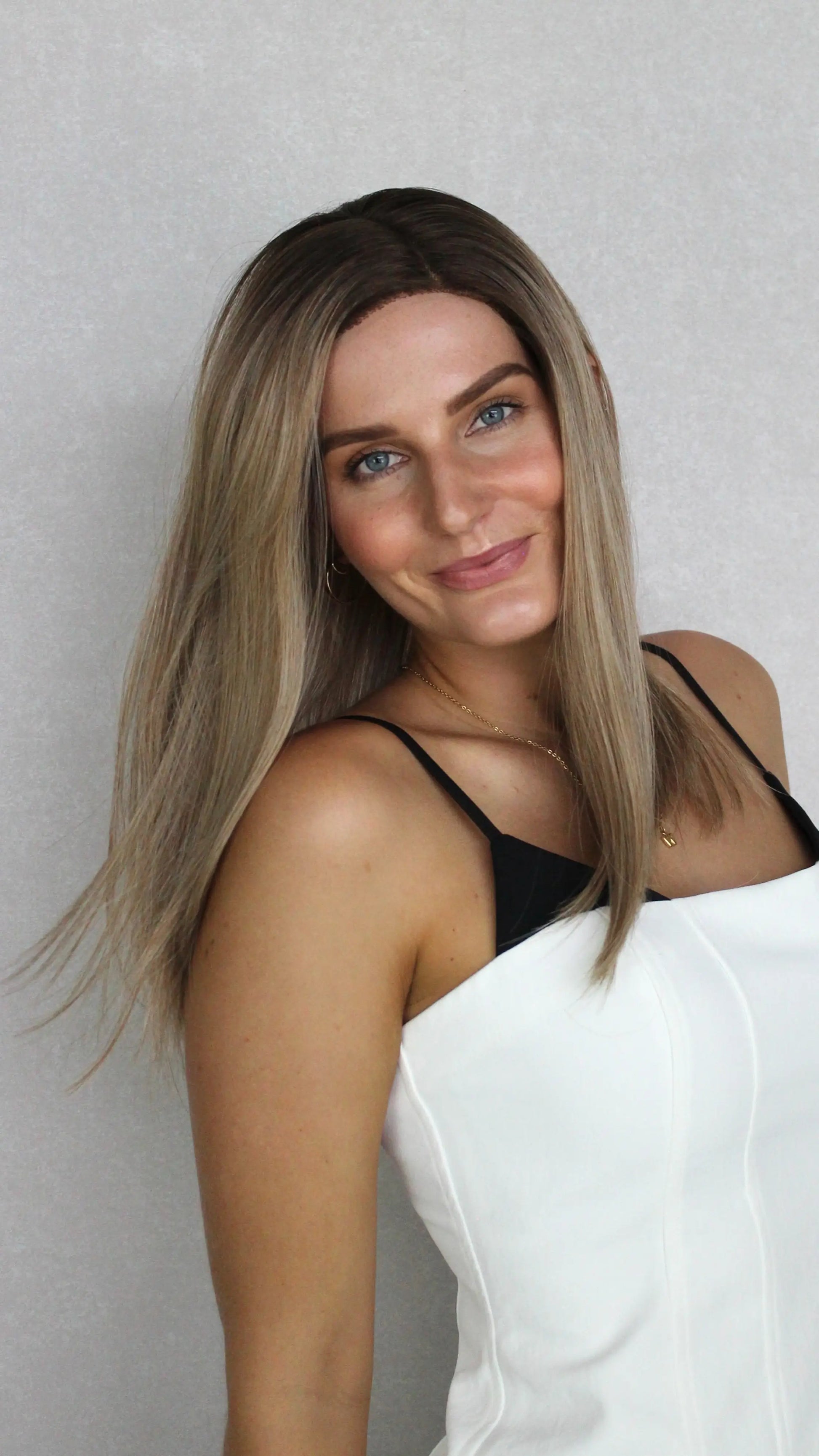 multi toned bronde wig, dark root, side part. heat safe wig.