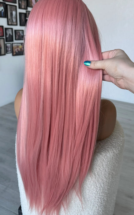 long hair pink wig, holding hair, gluleess wig.