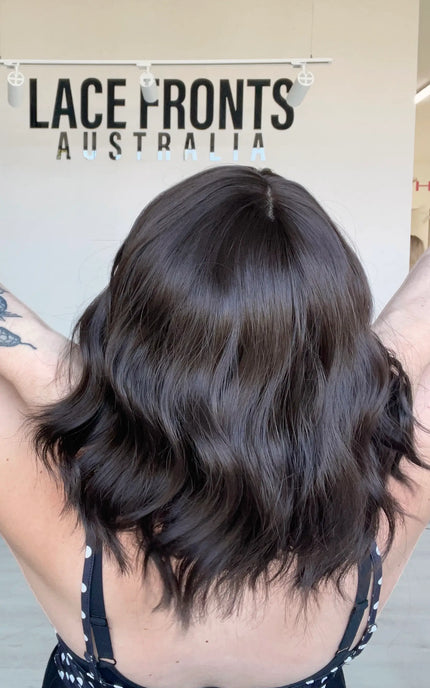 natural looking gluless bob wig with wavy hair.