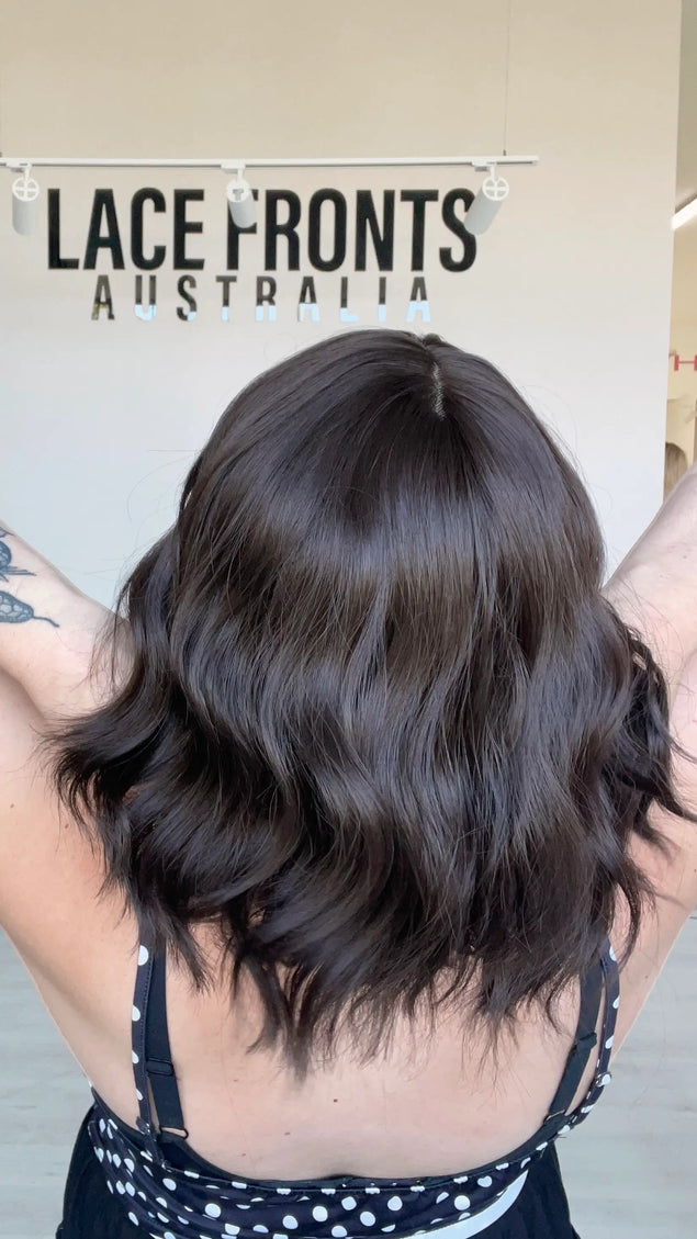 natural looking gluless bob wig with wavy hair.