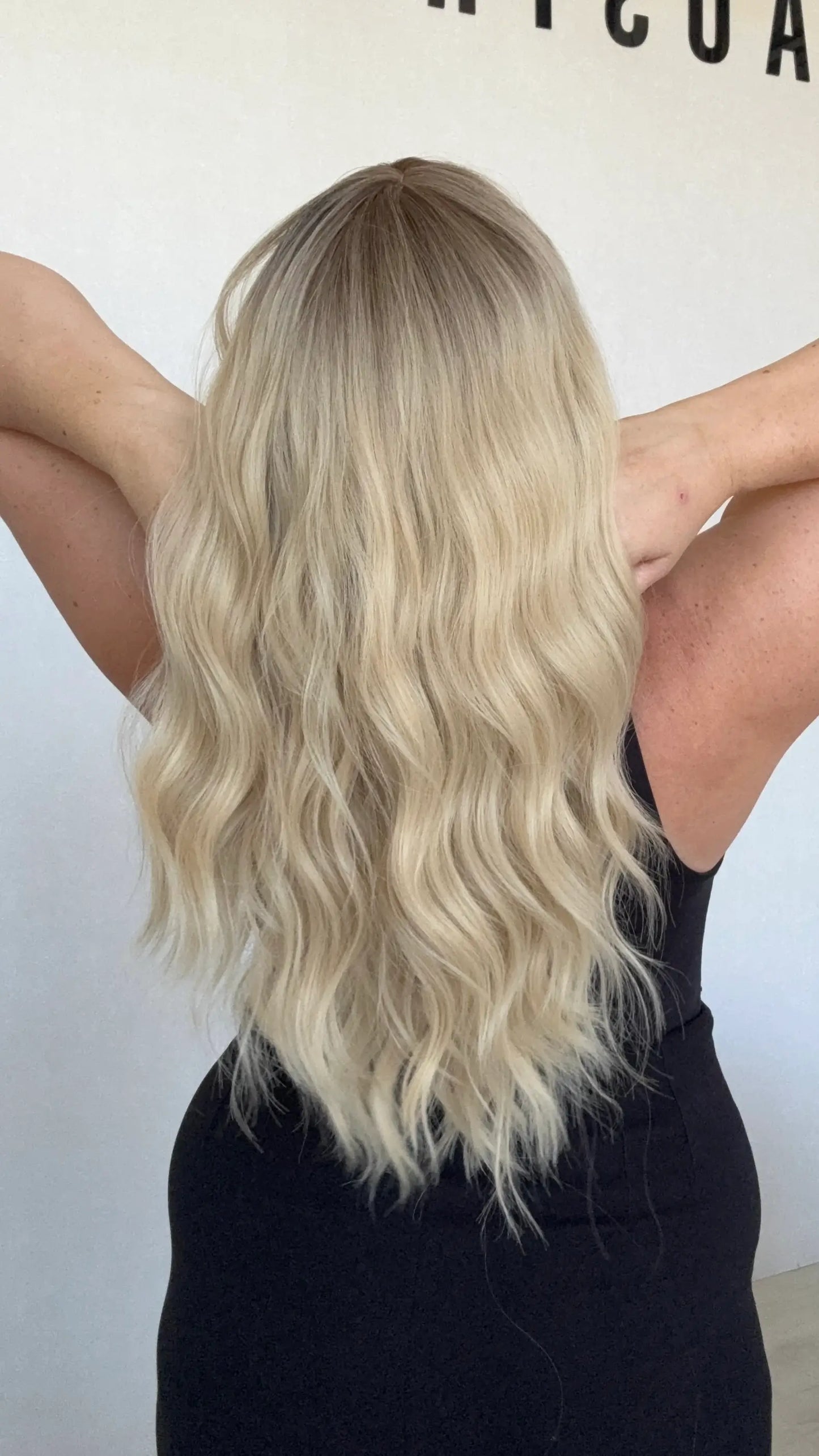 back view wavy warm blonde hair, middle part darker root, glueless synthetic aus.