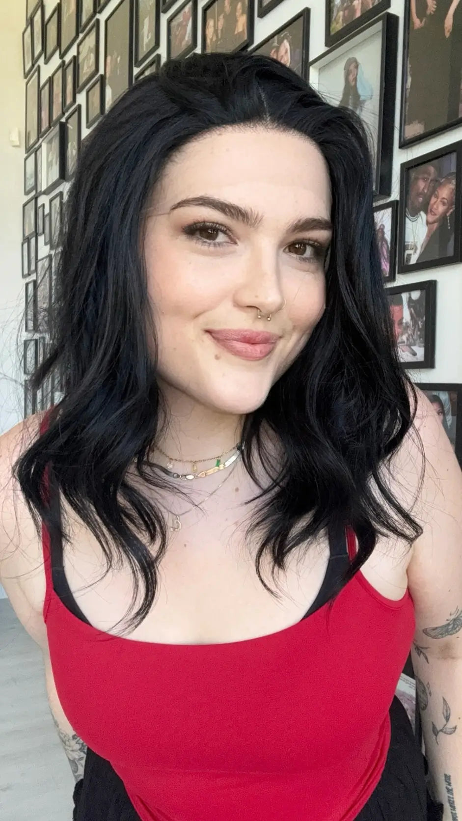 t-part lace front wig, middle part black hair wavy.