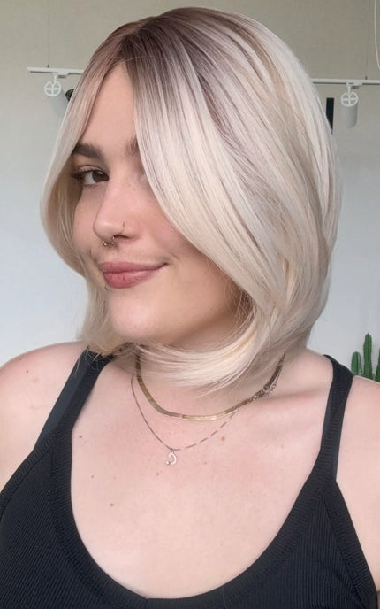 glueless synthetic wig. Light blonde with dark root, for hairloss, alopecia.