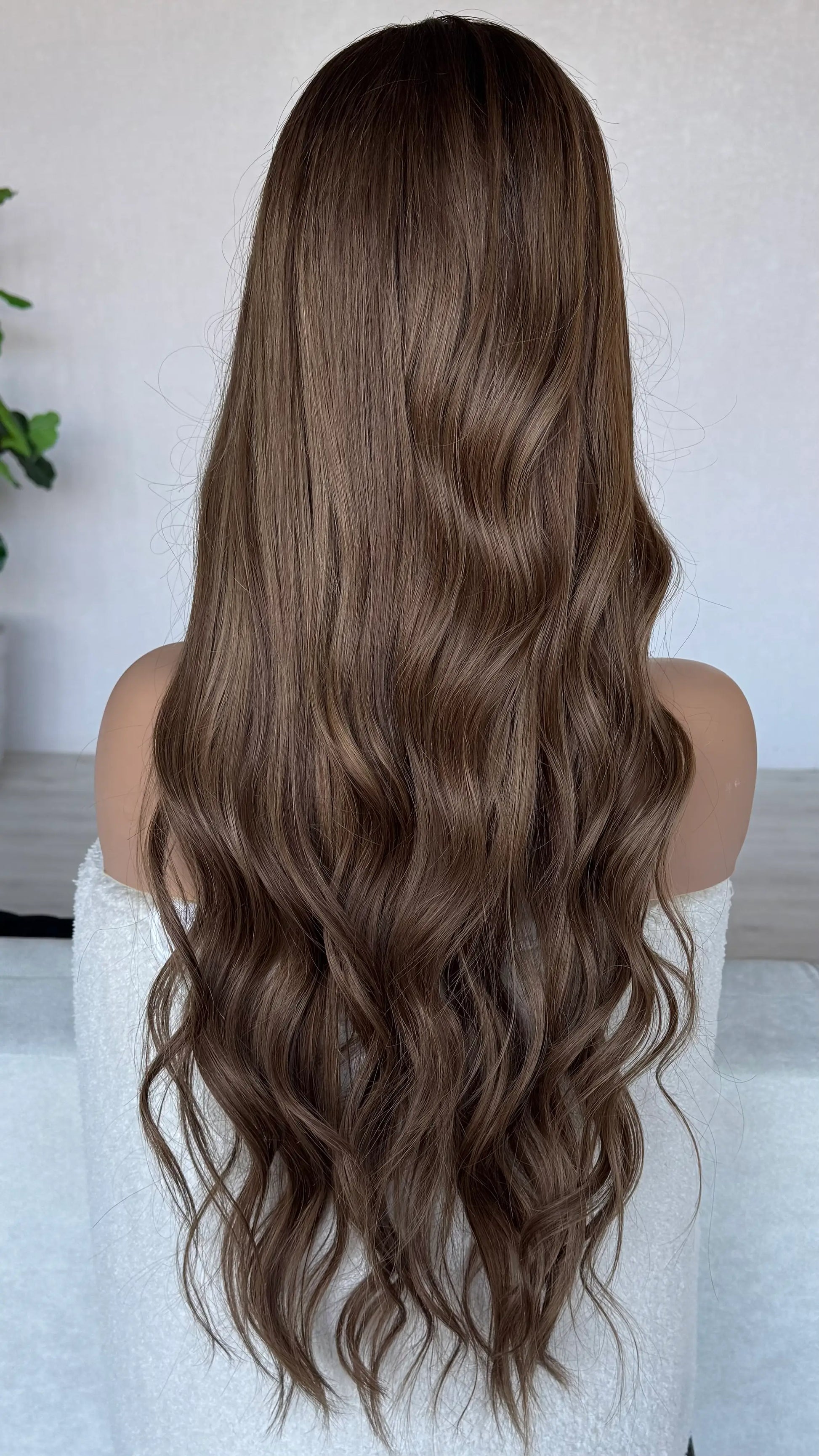 back view long wavy hair 28 inches 