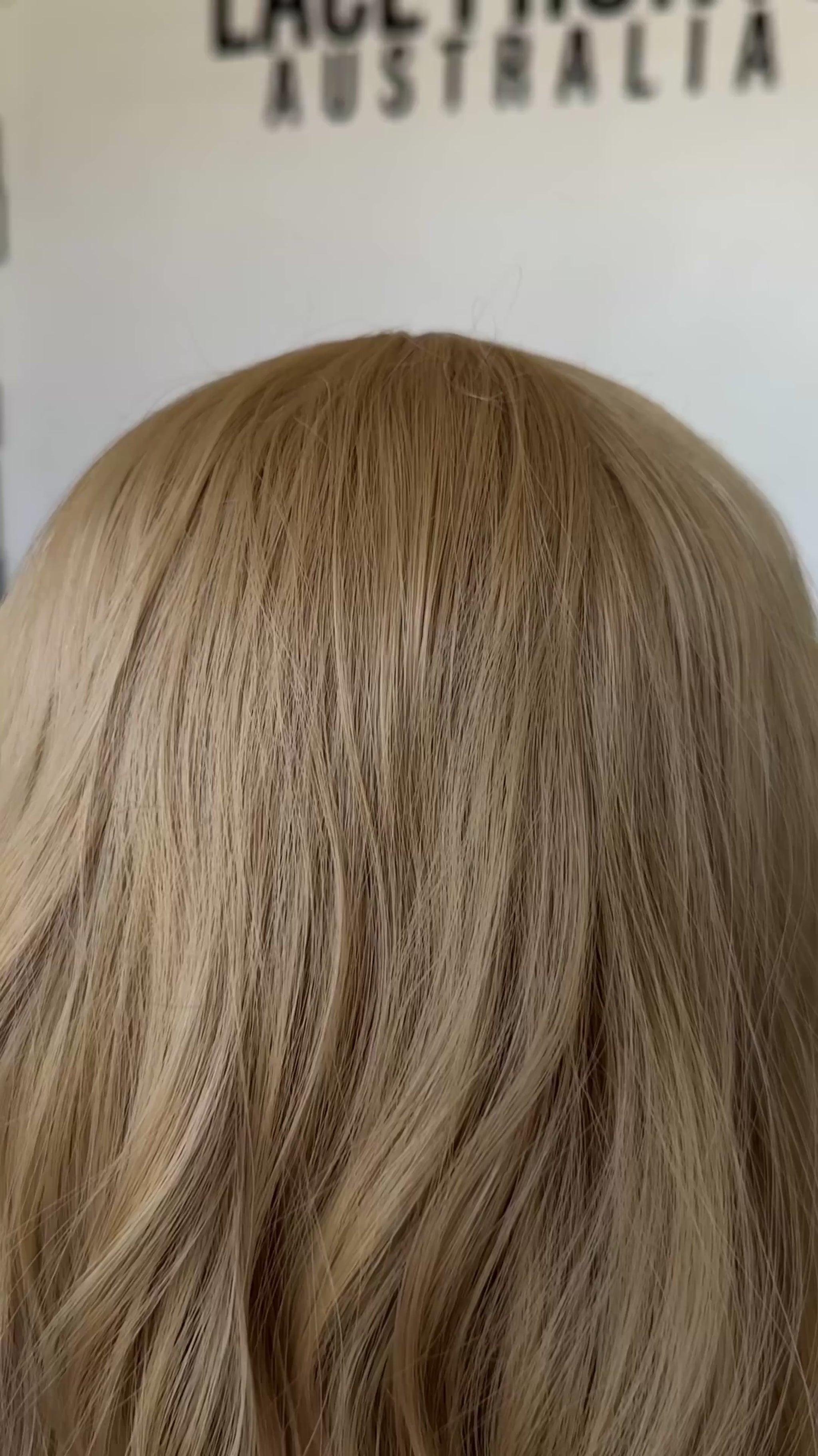honey blonde hair, wavy synthetic wig, glueless and heat safe middle part with longer fringe.