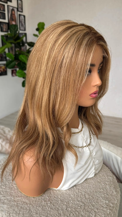 goldie wig with lacefront. natural hair wig with middle part. highlights and lowlights.