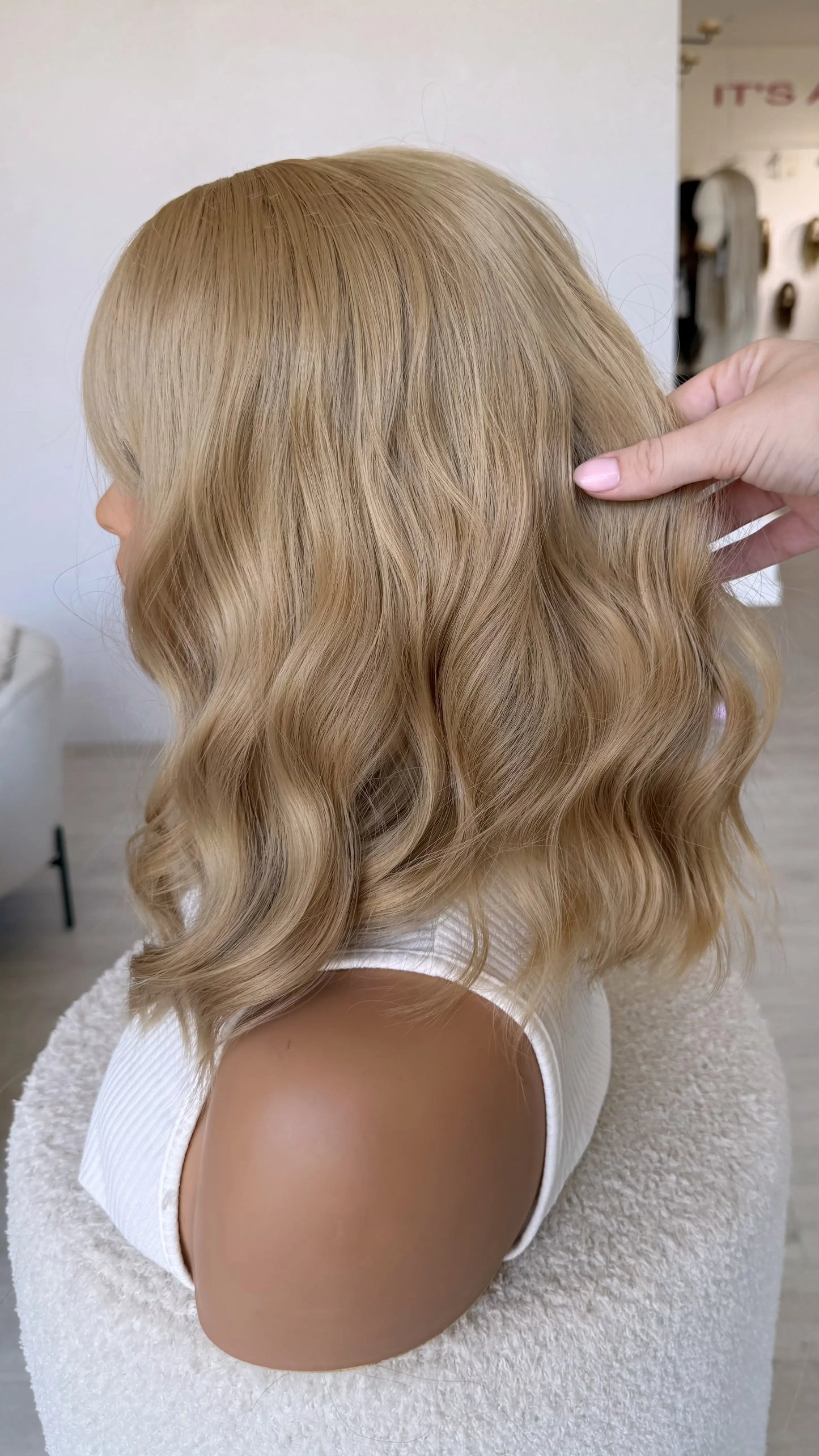 best synthetic blonde wig australia, honey blonde synthetic hair, wavy hair with middle part and fringe.