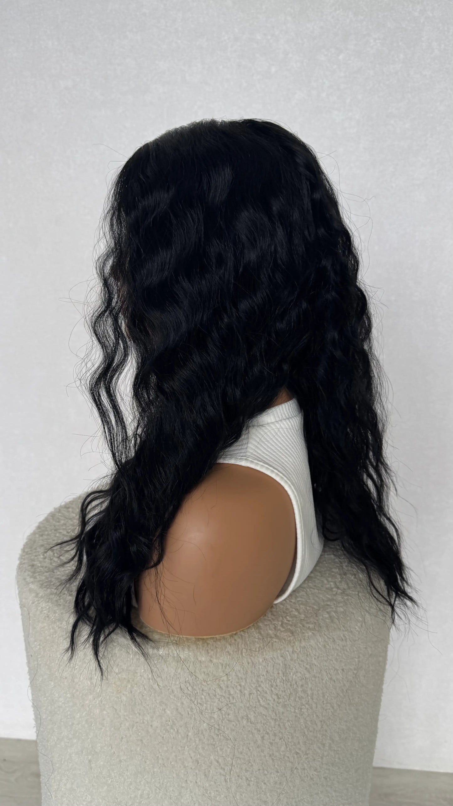 20-22 inch hair wavy black synthetic wig.