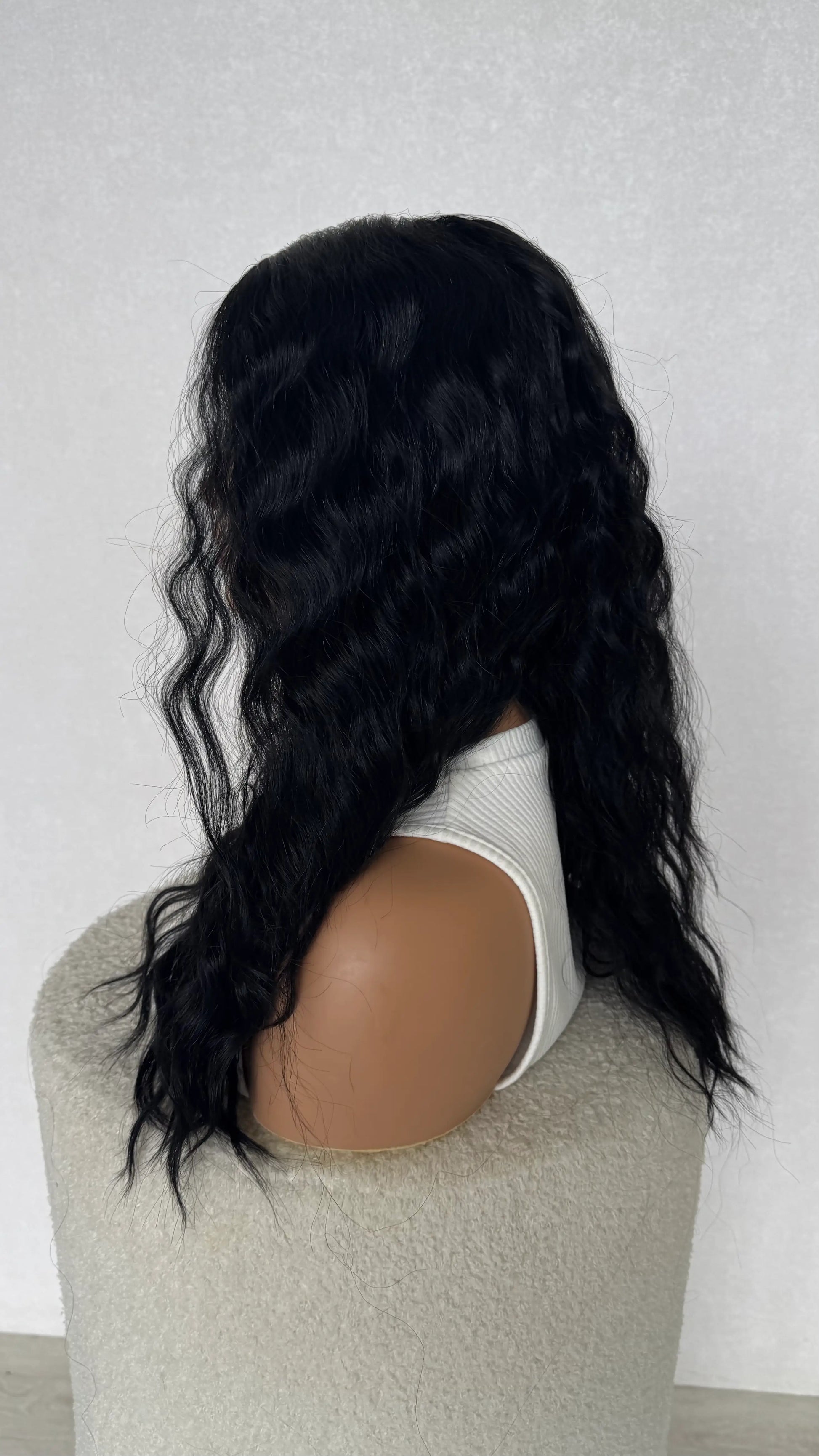 20-22 inch hair wavy black synthetic wig.