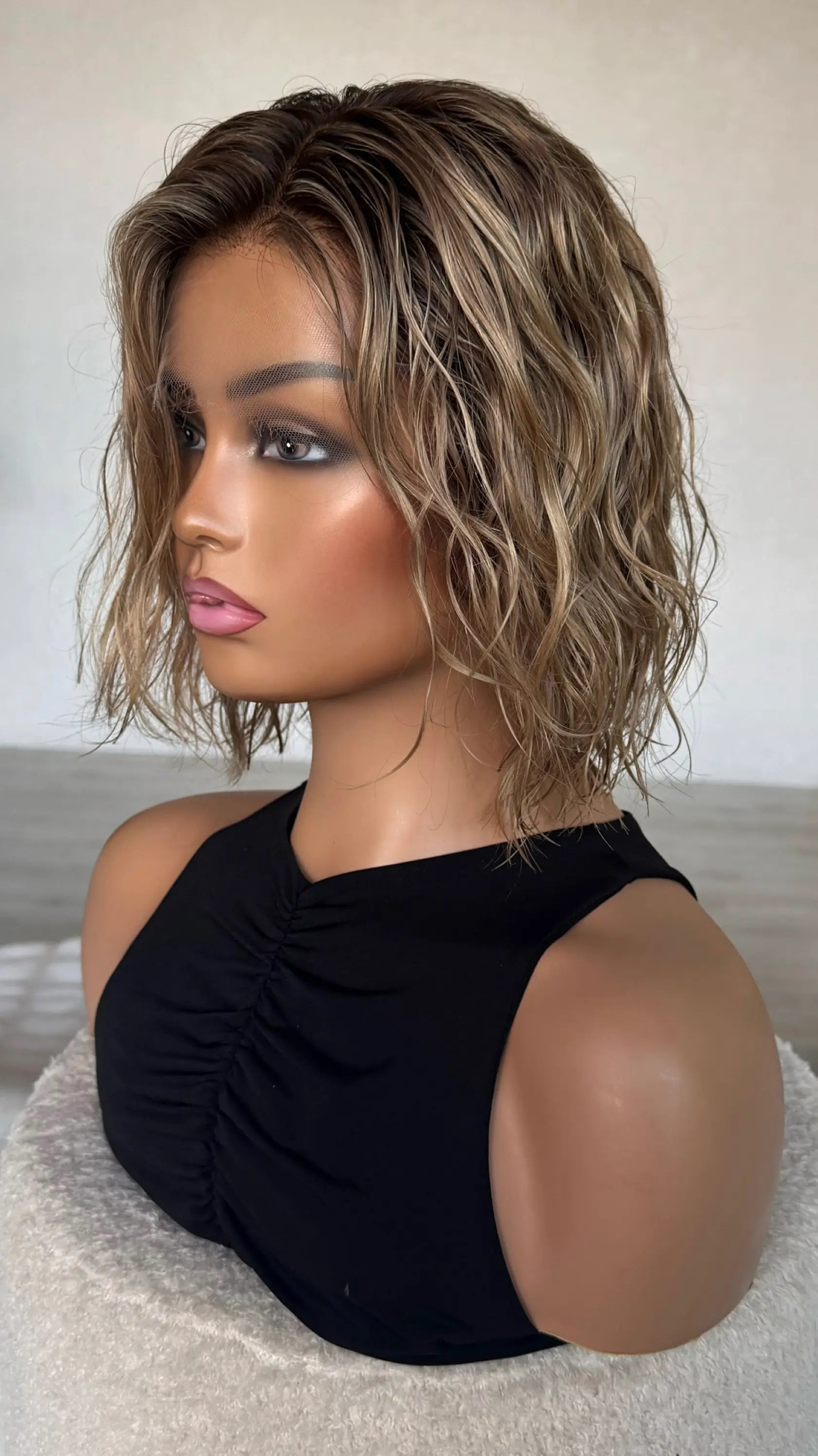 blonde ombre wig, side view, naturally wavy hair. soft blend from dark root to beige blonde.