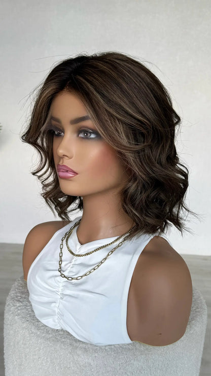 lauren colour, 14 inch hair, wavy. brunette with highlights throughout.