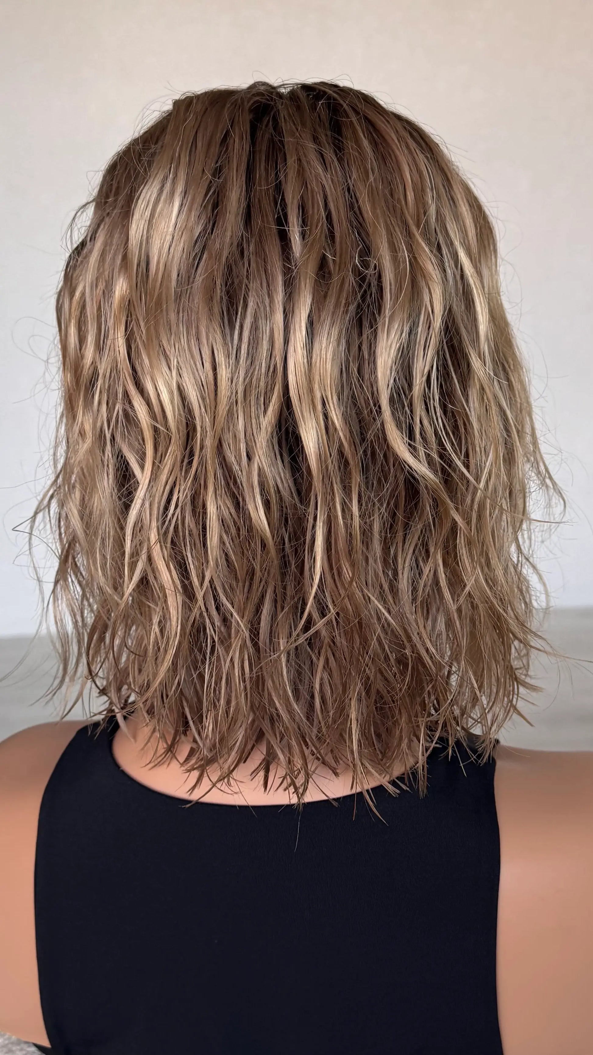 wavy blonde hair with dark root wig, lacefront natural human hair wig. wavy texture hair.