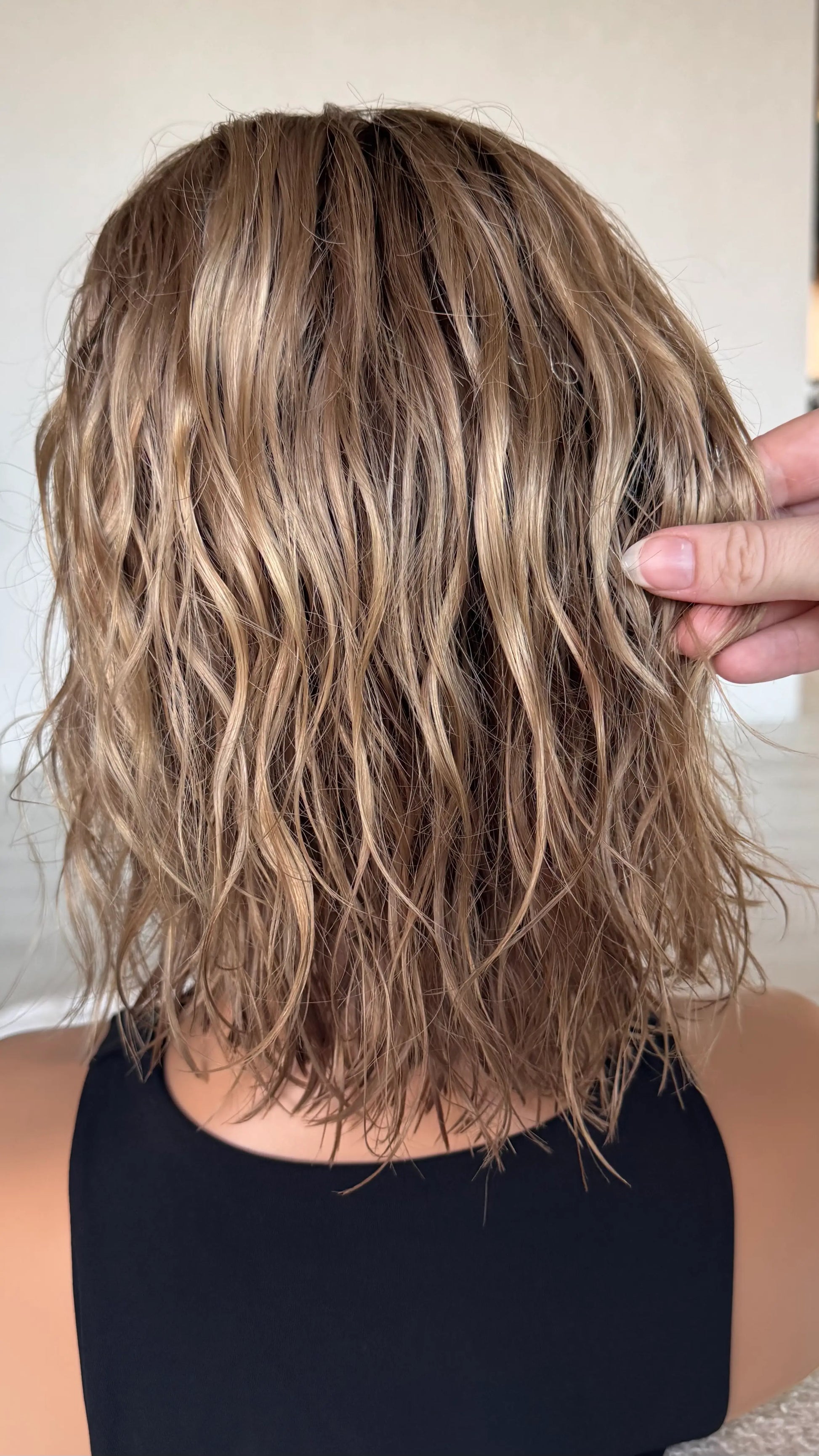 wavy hair from back view, holding blonde ombre hair. summer colour, natural hair lacefront wig.