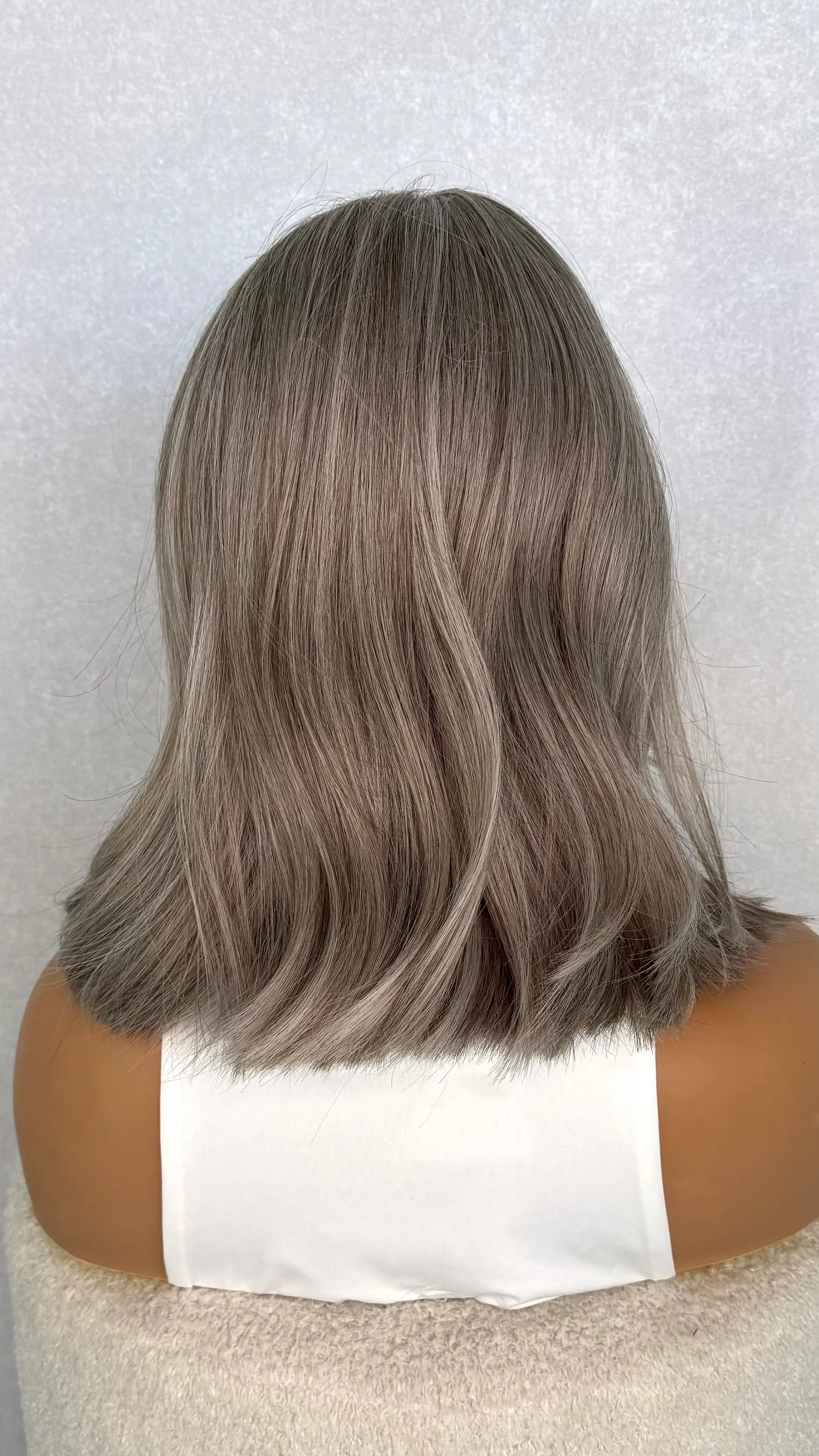 mandy synthetic from the back., showing natural grey colour. blunt cut 14 inch length.